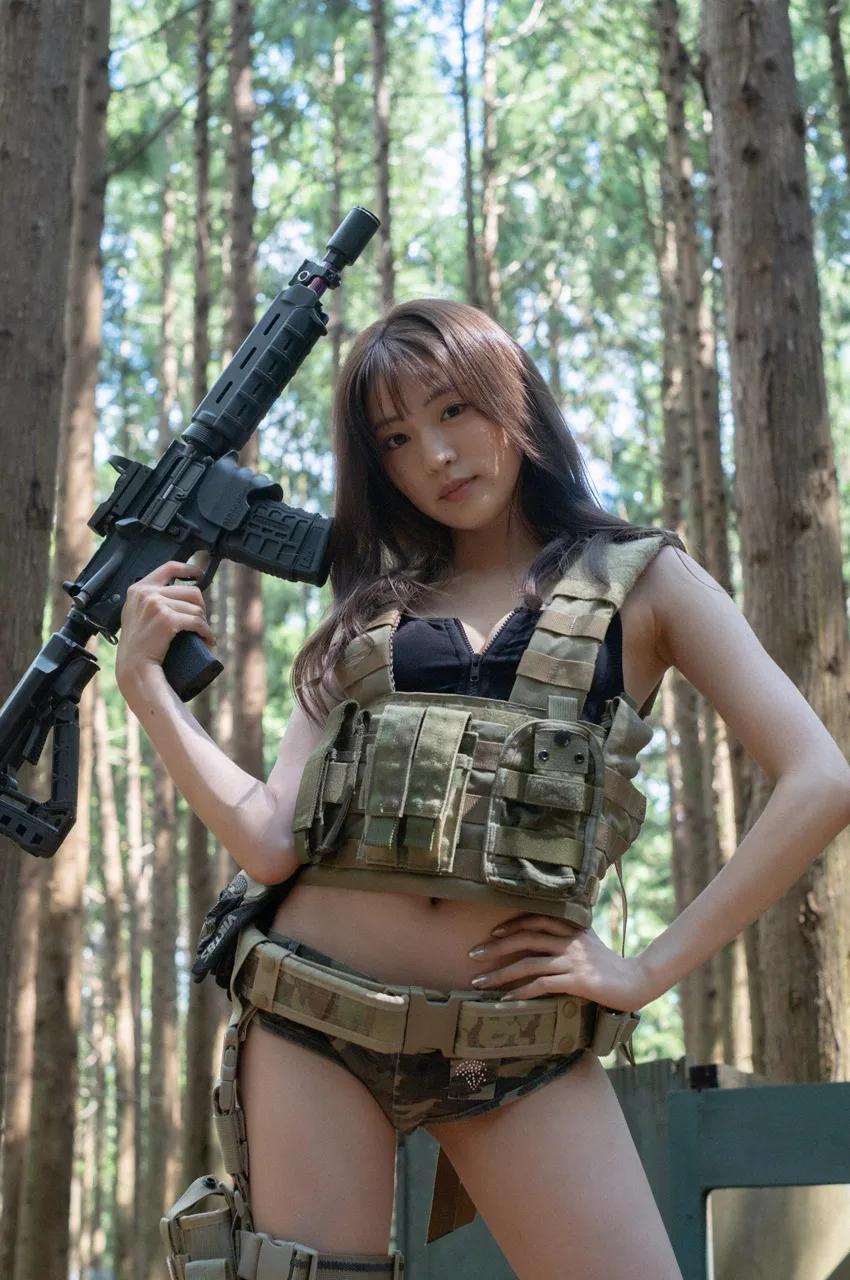 特种女兵的野外战袍白皙长腿诱敌 志田友美(20)