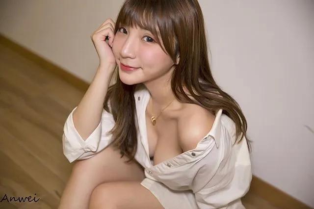 那邪恶领口下的浑圆炸弹 鲜嫩欲垂的模样让人有了许多大胆想法~张皮皮Pipi（张瀞尹）(4)