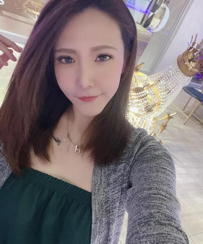 正妹面面深V装自拍性感深沟大方秀太美了(3)