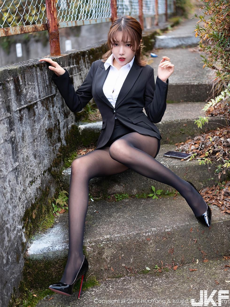 女神黄乐然私房连体渔网秀傲人美乳血滴子遮点极致诱惑写真(25)