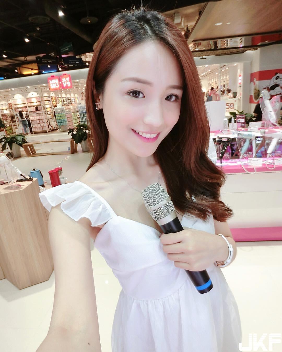 甜美系女孩jie.c有点凶的好身材让乡民也忍不住推一波！大晒「超有料胸器」(15)