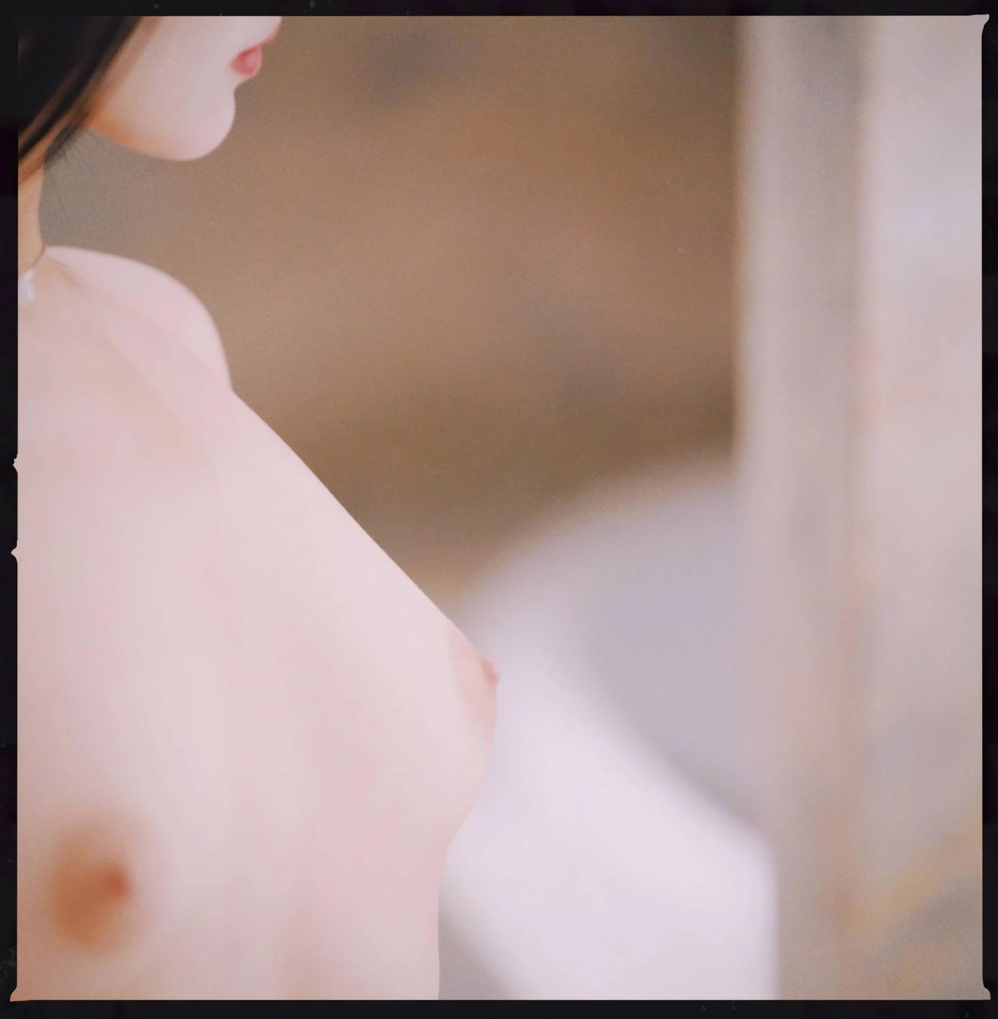 年轻贵妇大胆裸拍 睡袍下都没穿！(29)