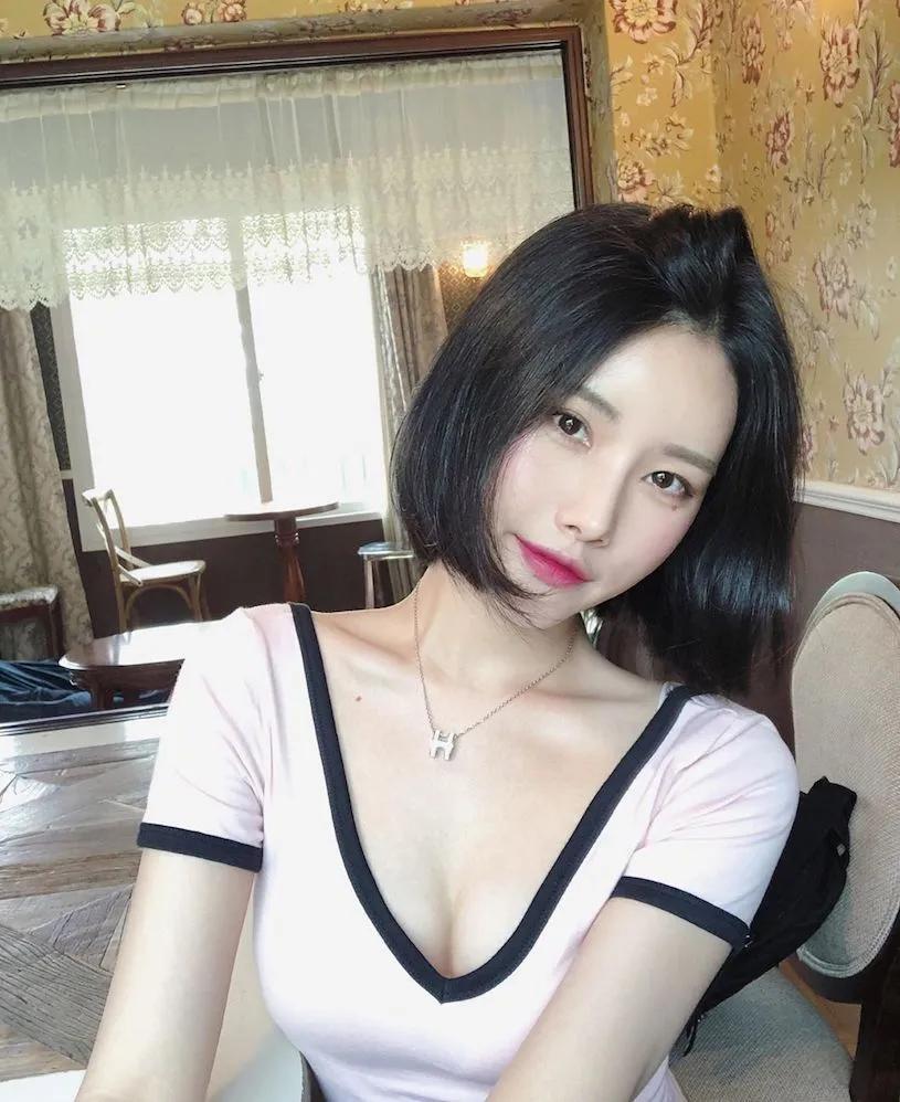 短发酷妹「超凶S曲线爆极品」，穿泳装晒出「饱满胸型」！(2)