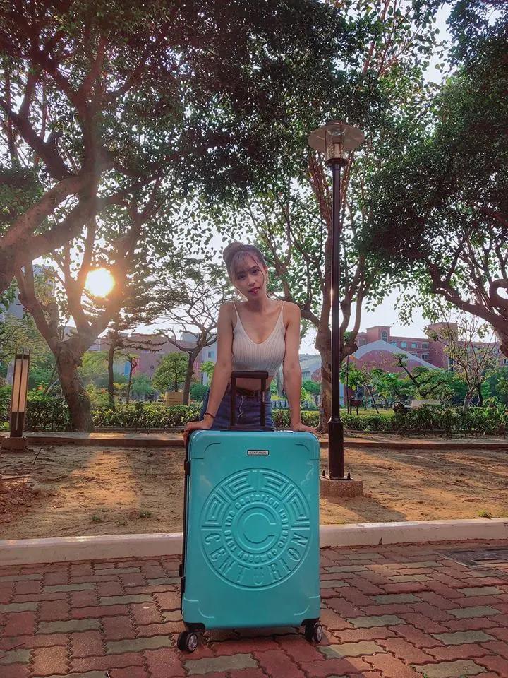 天气太热想解拉链！虎牙甜心「Dona羽洁」香车美人标配 看了真的有火在烧～(31)