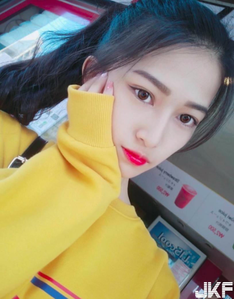 太强了！教室外惊见「超长腿一字马正妹」，网神出是育达啦啦队校花！(15)