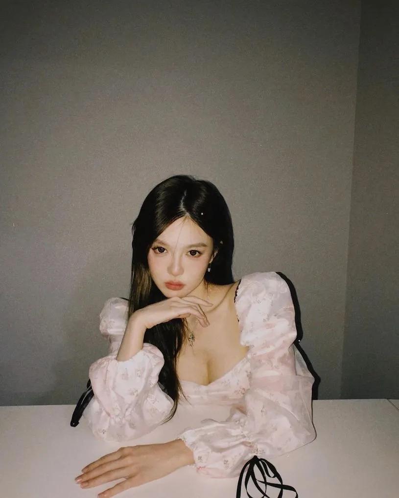 泳池纯情正妹「曲线超辣」，「浑圆酥胸」直接让路人看晕！-小湿妹图(15)