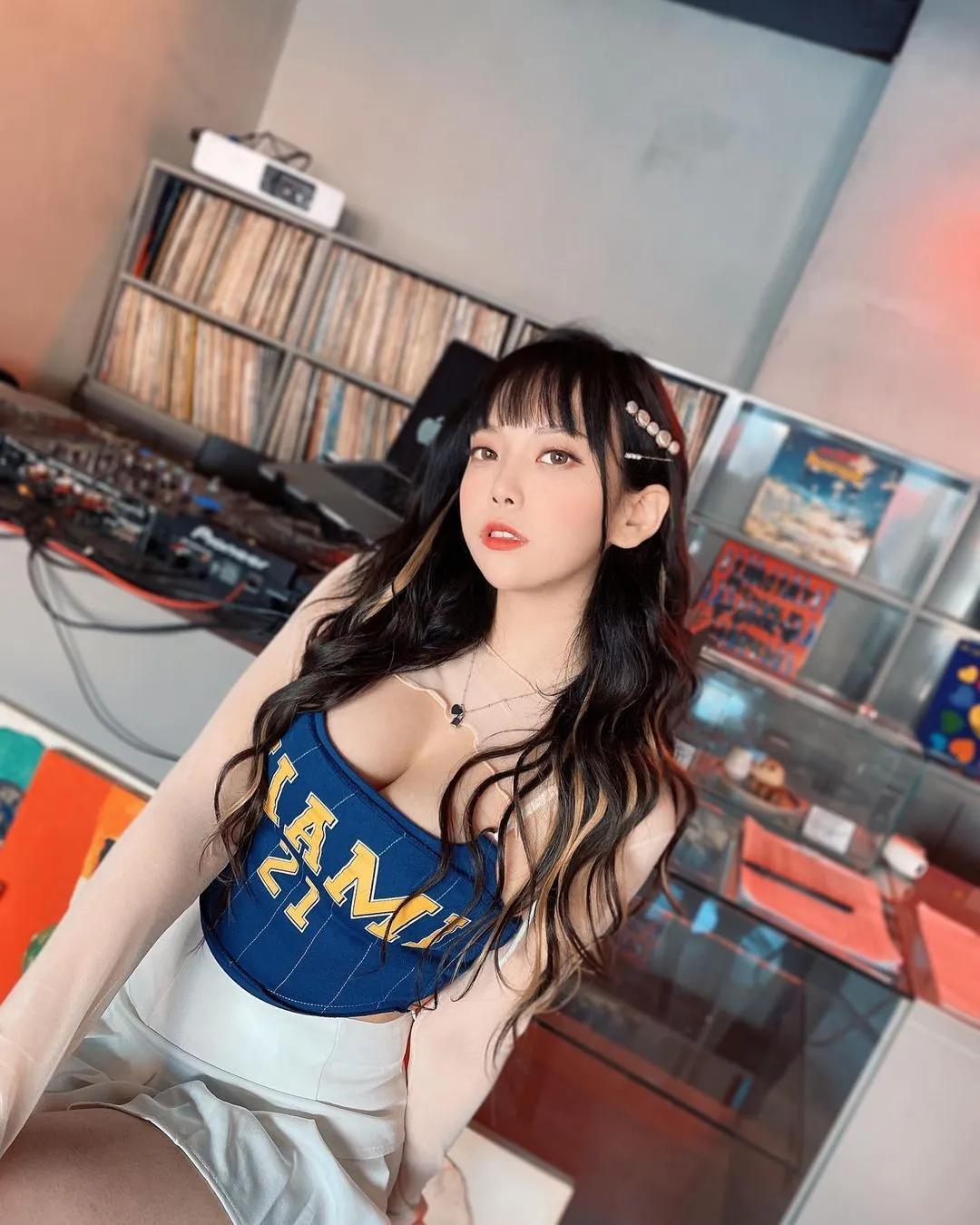 童颜巨乳直播主「다미」惹火造型辣晒性感身躯　前凸后翘「魔鬼曲线」辣到萤幕快烧起来(23)