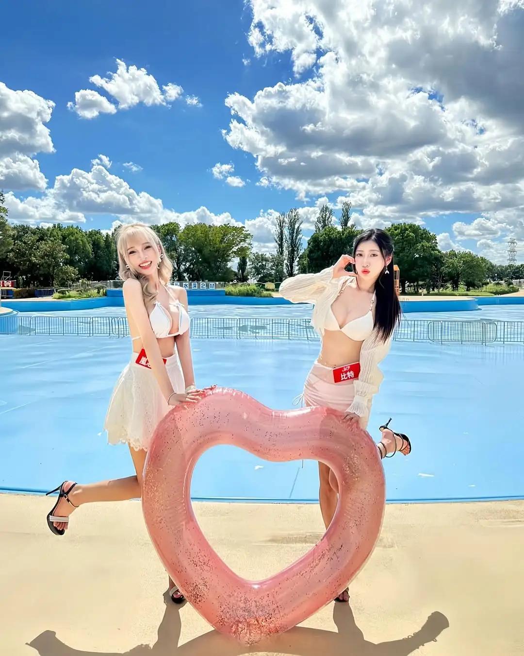 「Lan_Xin_Yu」展现饱满火辣身材 无懈可击(20)