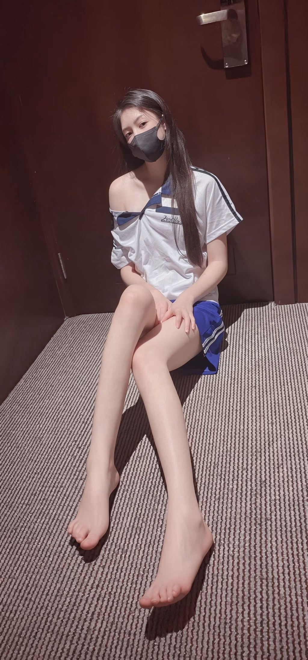 比莉情侶：173厘米的長腿女神，曼妙身姿，被單男從後進入(150)