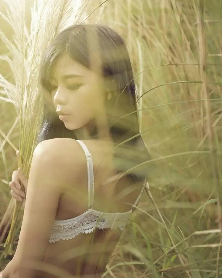 「青春少女」的香气！「18岁正妹」身材超火辣，极致诱惑的大尺度写真！(11)