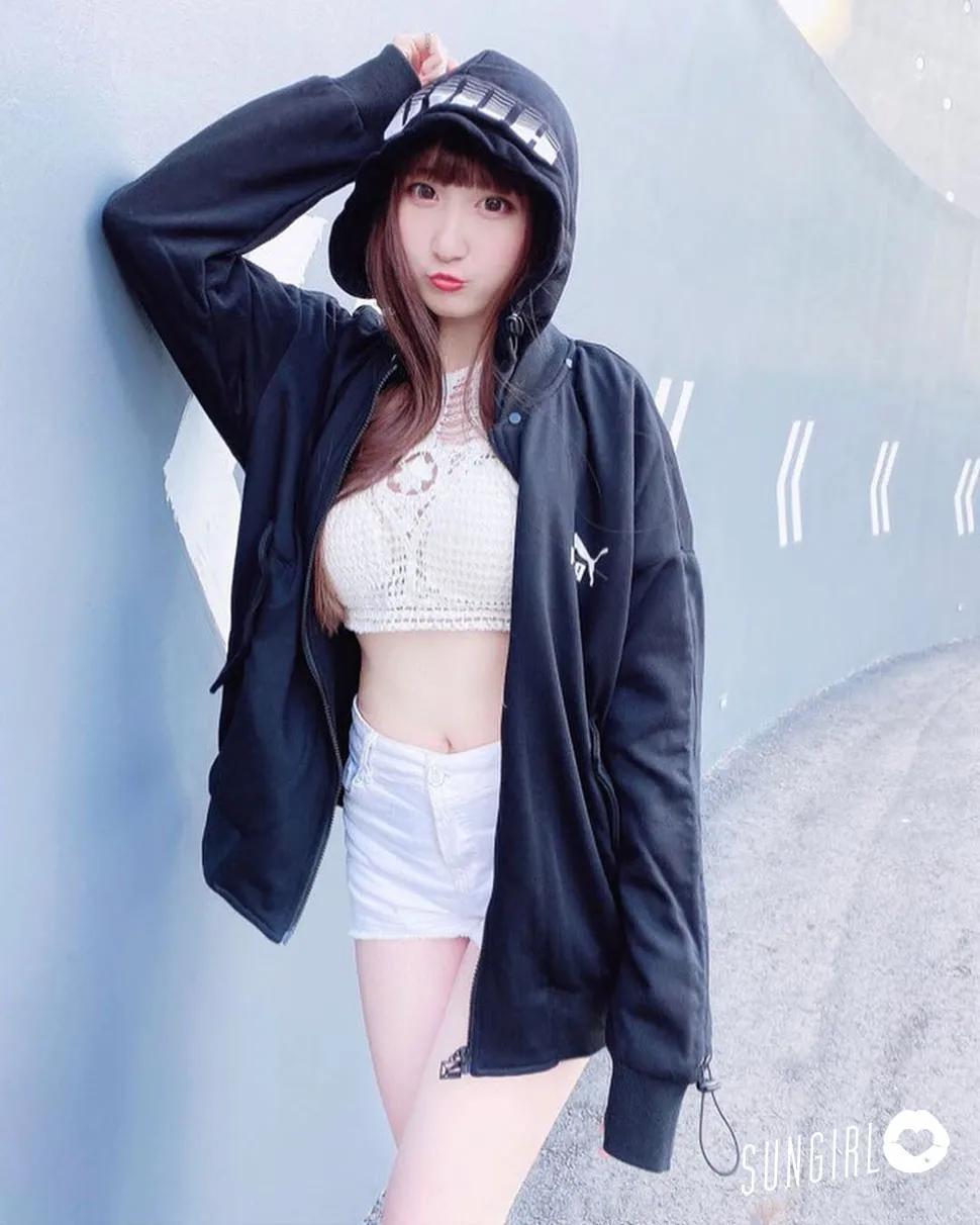 李淮廷、童颜妹根本弹药库! 超巨砲弹奶撑起小山丘! 这沟会吸人啊