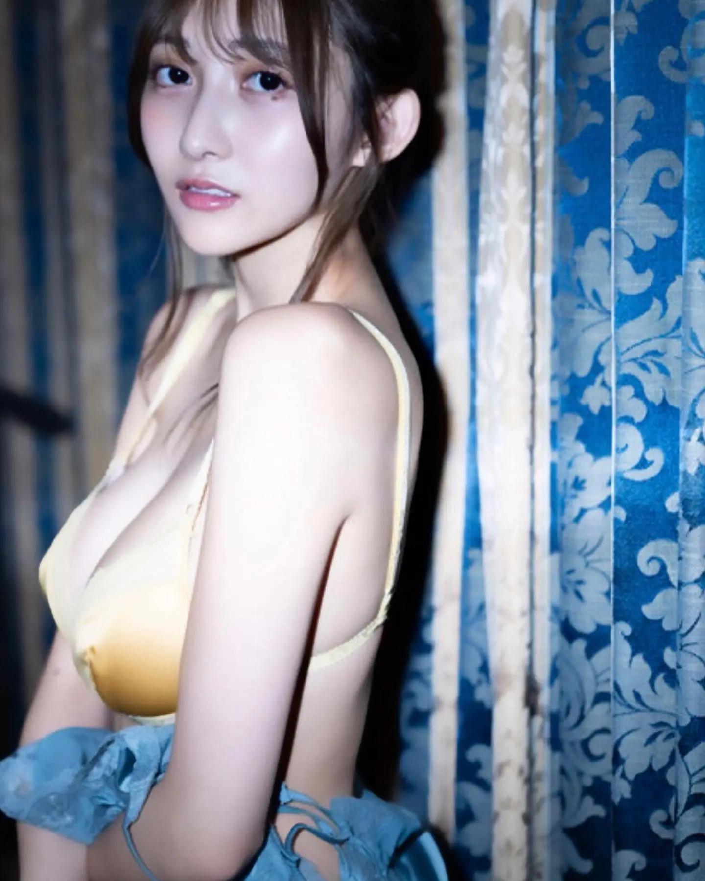 重心在前面！日本写真偶像辻莉莉莎胸前弹出两颗浑圆肉包！(22)