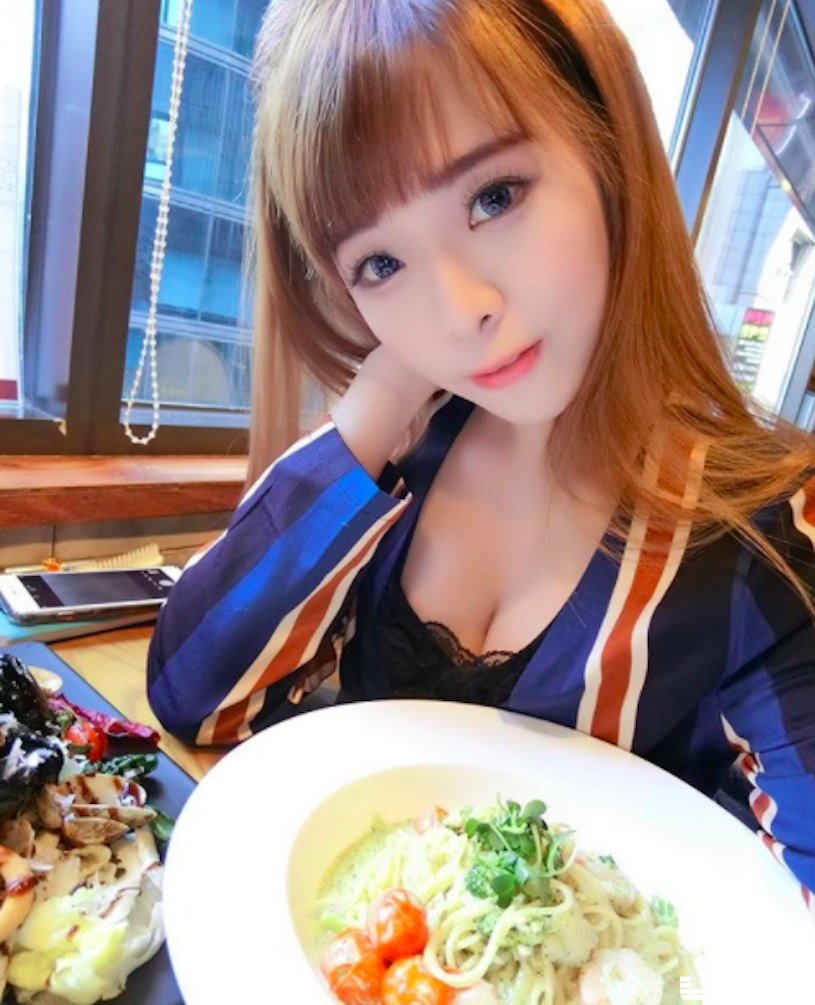 深沟正妹爆乳吃美食，「逆天好身材」辣到令人心动！-小湿妹图