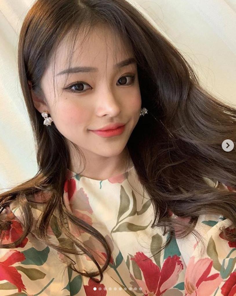 爱吃美食的个性正妹「강경민」，「小巧脸蛋」和手上大盘生鱼片成对比！-小湿妹图(6)