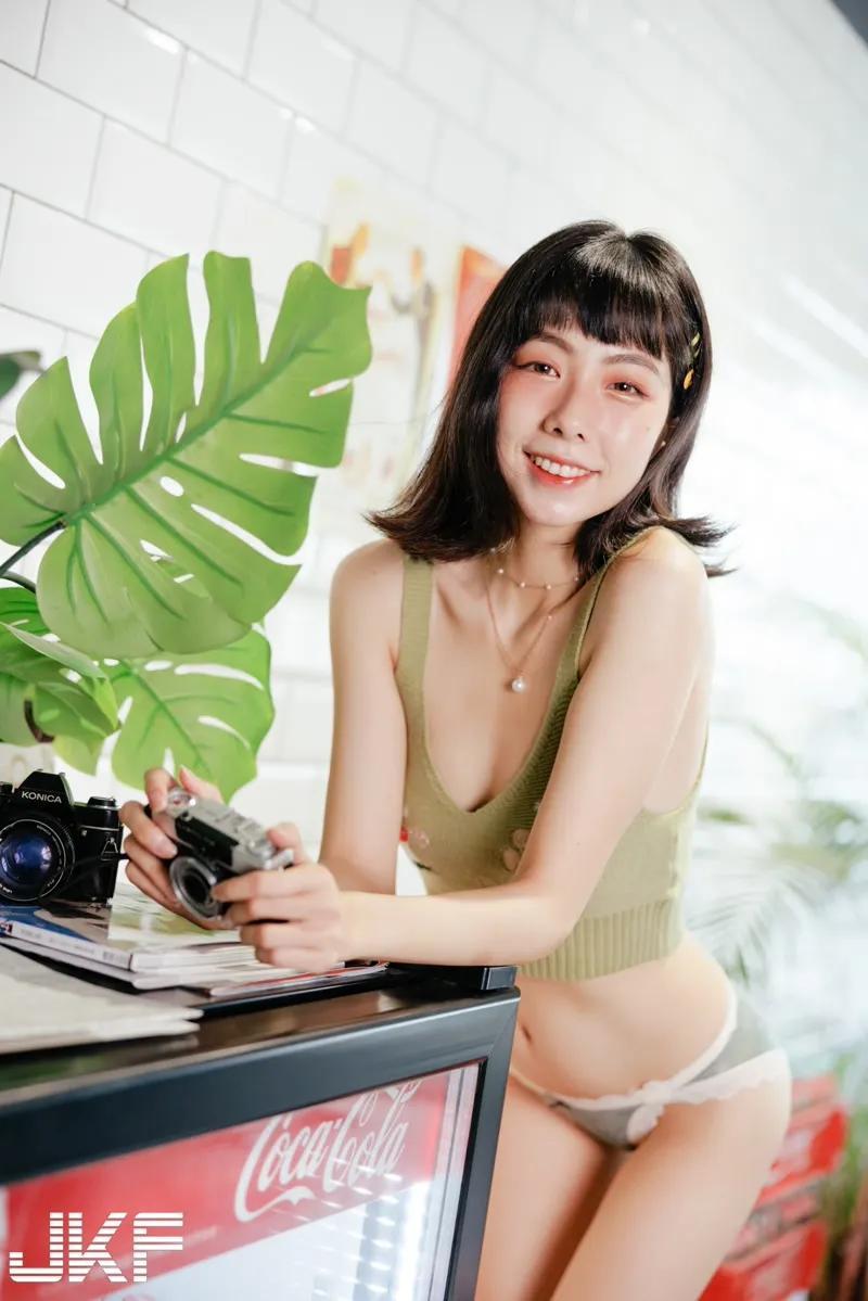 可乐柜前高颜值短发正妹「翁卷卷」，短背心下「曲线超撩人」！(60)