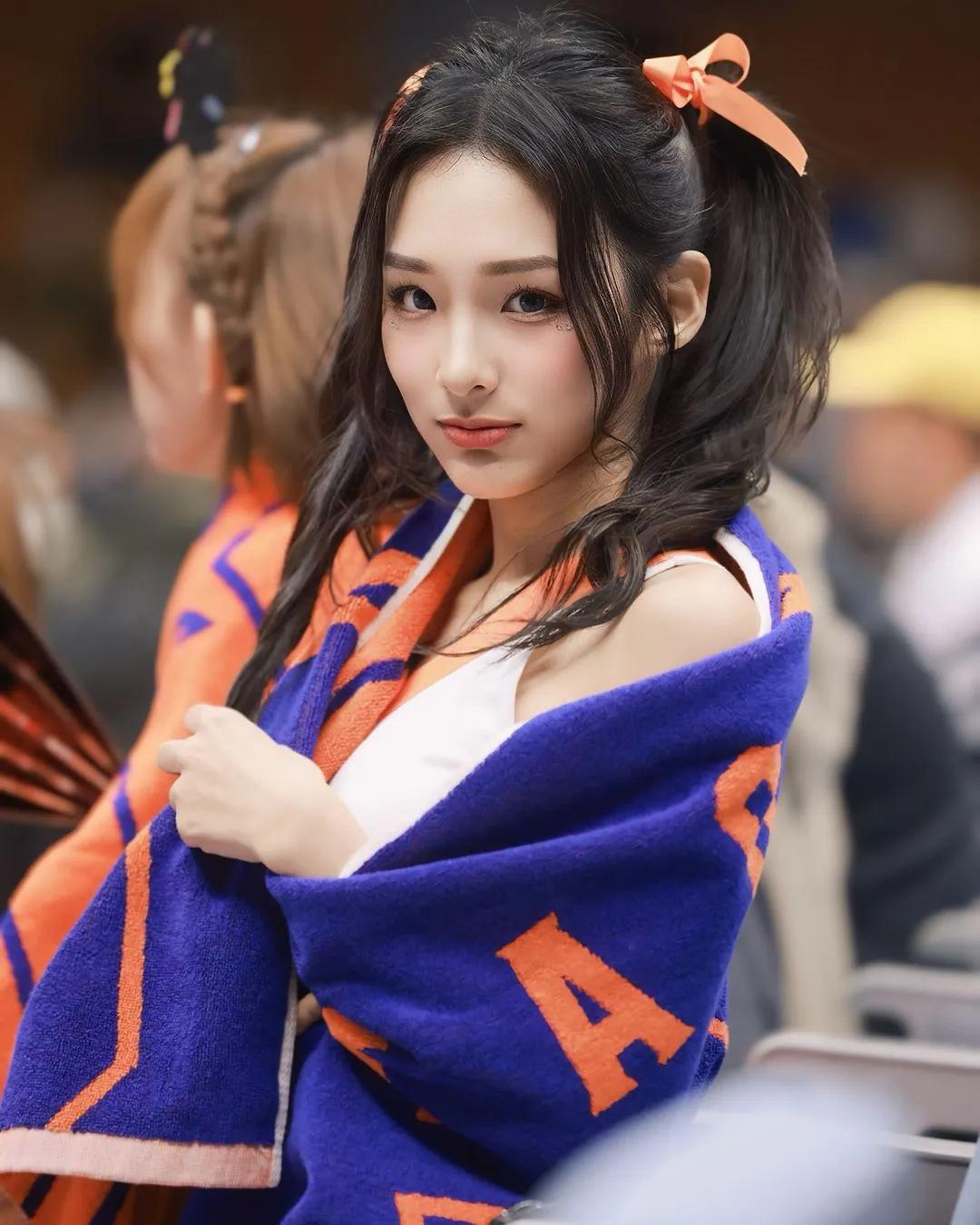 正妹啦啦队「育容/容容」极致身材曲线被迷到神魂颠倒