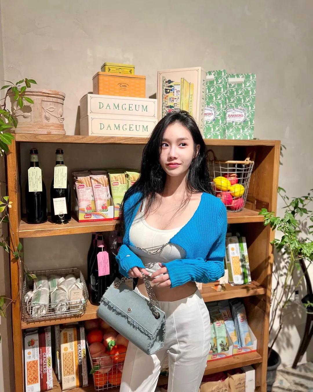 球衣永远王道！「吊嘎美乳妹」照疯传　破万网友敲碗要传送门(5)