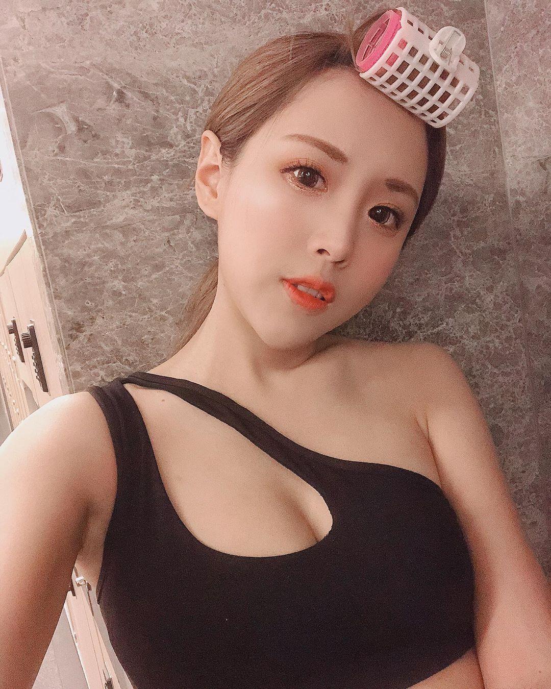 怎么最近女孩子都是瘦瘦的 但是胸部大大的 小恰子(14)