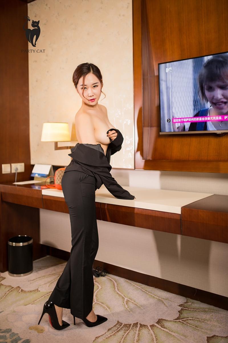 肥美臀部轻熟女十分诱人(3)