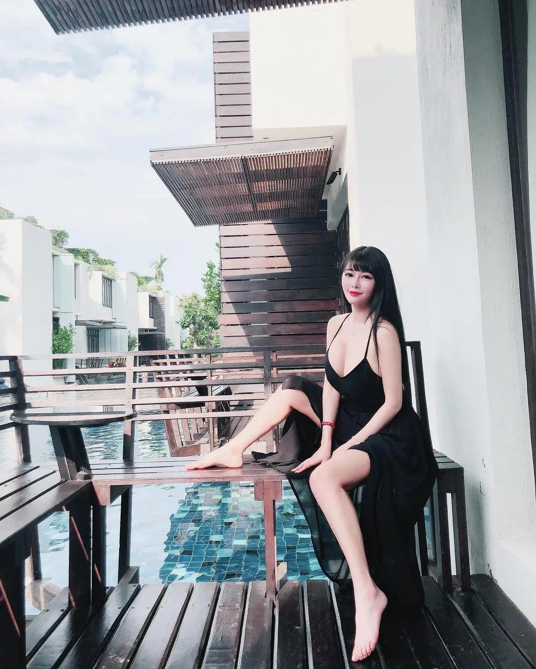 甜心帮安希室外泳池「大胆裸泳」　浑圆美乳一起出来日光浴！-小湿妹图(11)