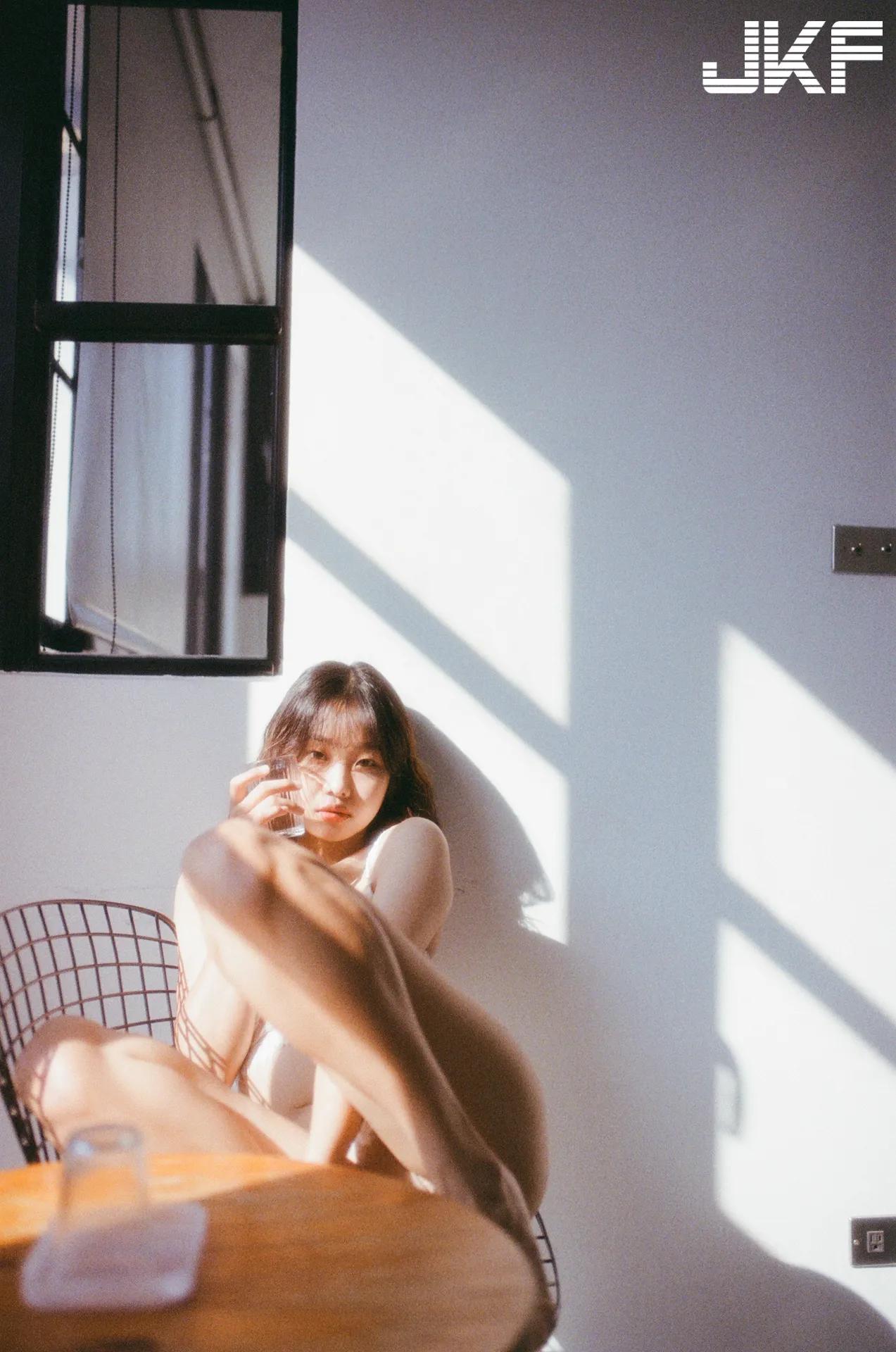 小清新正妹「林忻 Domo」凤眼迷人！青春白皙的「美乳嫩臀」半露好诱惑！(50)