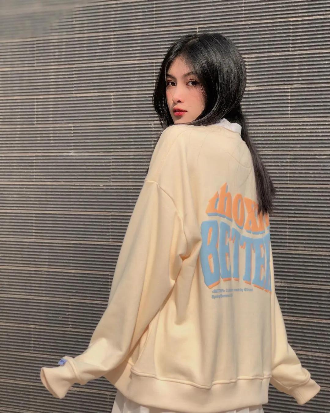 清纯越南妹子「Leely」辣穿奥黛胸前肿成小山　尽管全身包紧紧「巨大胸器」还是藏不住-小湿妹图(4)