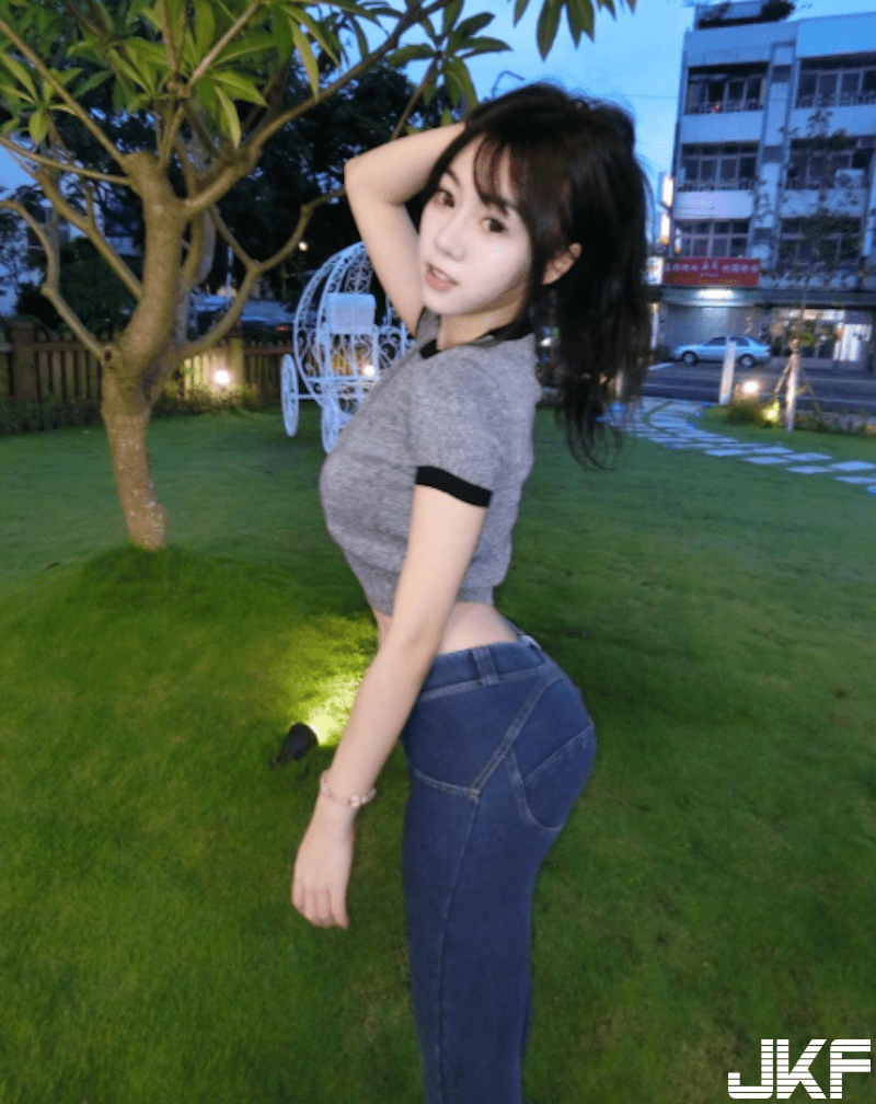 超猛「小只马奶妹」！每件「爆乳深V战袍」都在挑战粉丝极限！-小湿妹图(16)