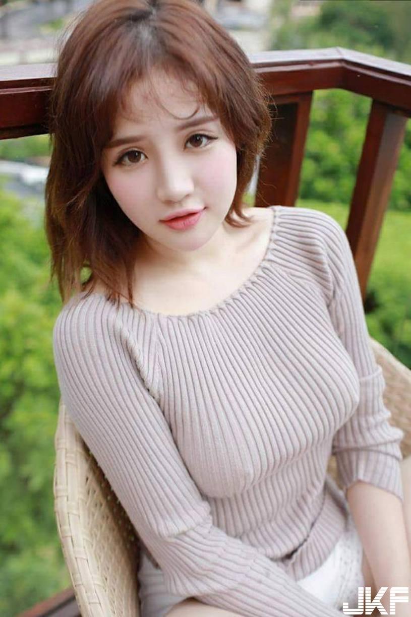 正妹没穿内衣就穿吊带裤，雪白乳球超白嫩，一前倾就让人喷血啊！(9)