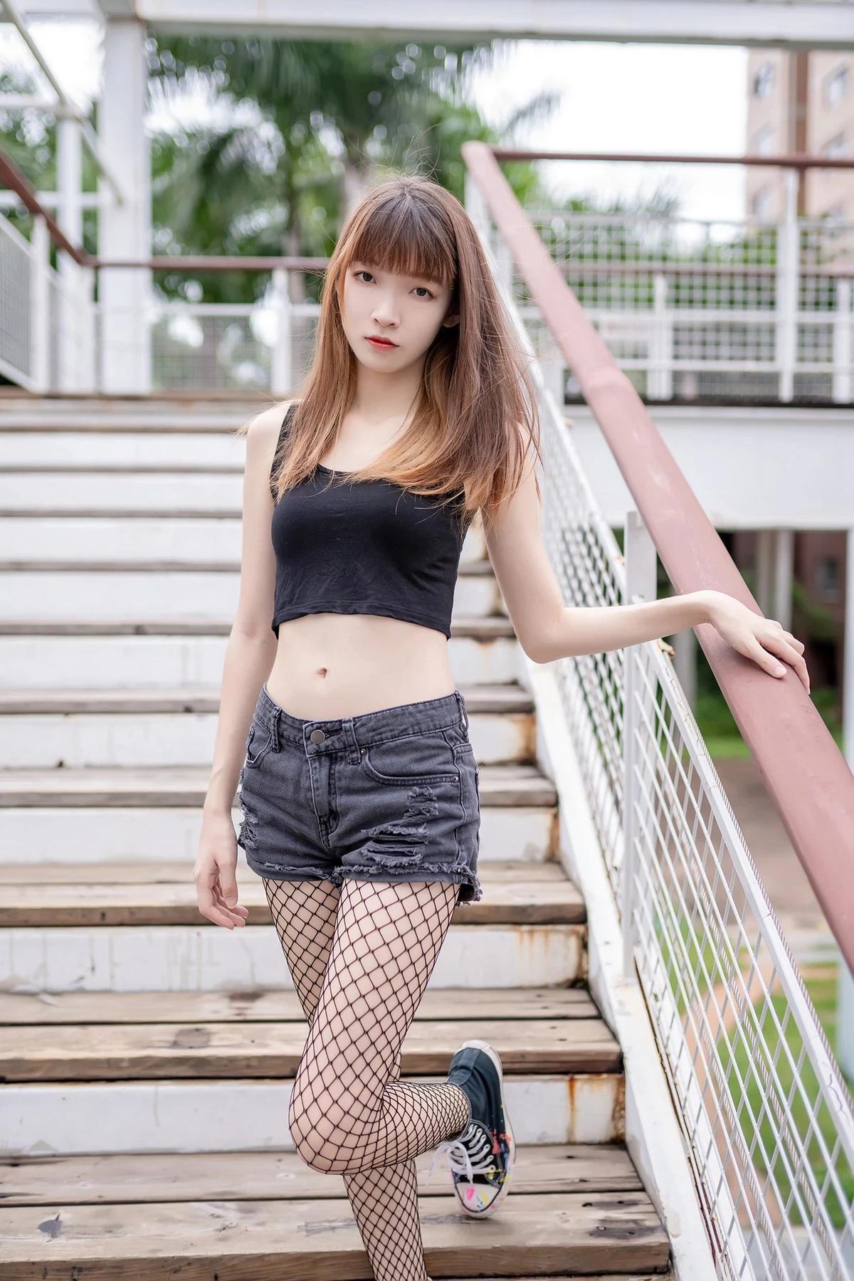 [喵糖映畫]Vol.422_白襯衣美少女戶外性感牛仔短褲配黑絲網襪秀美腿誘惑寫真50P(41)