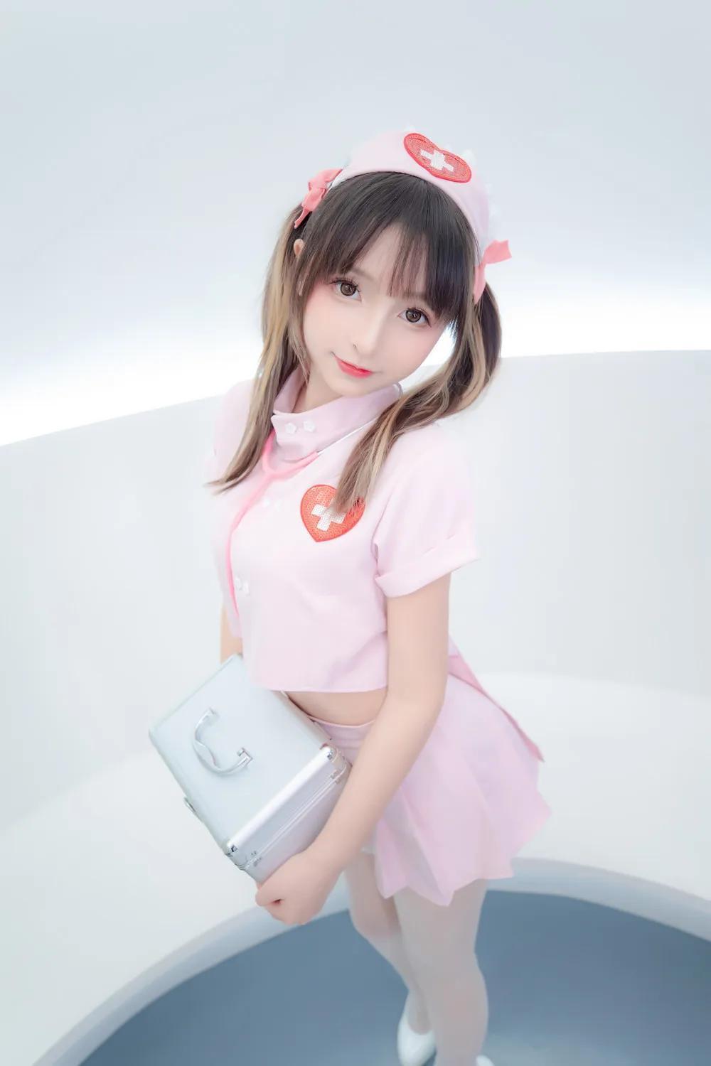 神楽坂真冬《可爱护士2》双马尾造型媚惑你(63)