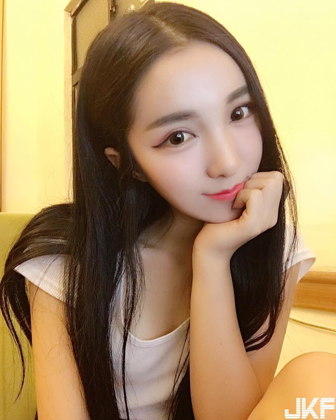 新人主播「甜美脸蛋」煞歪路人！「美艳大眼」吸走目光太恋爱！-小湿妹图(2)