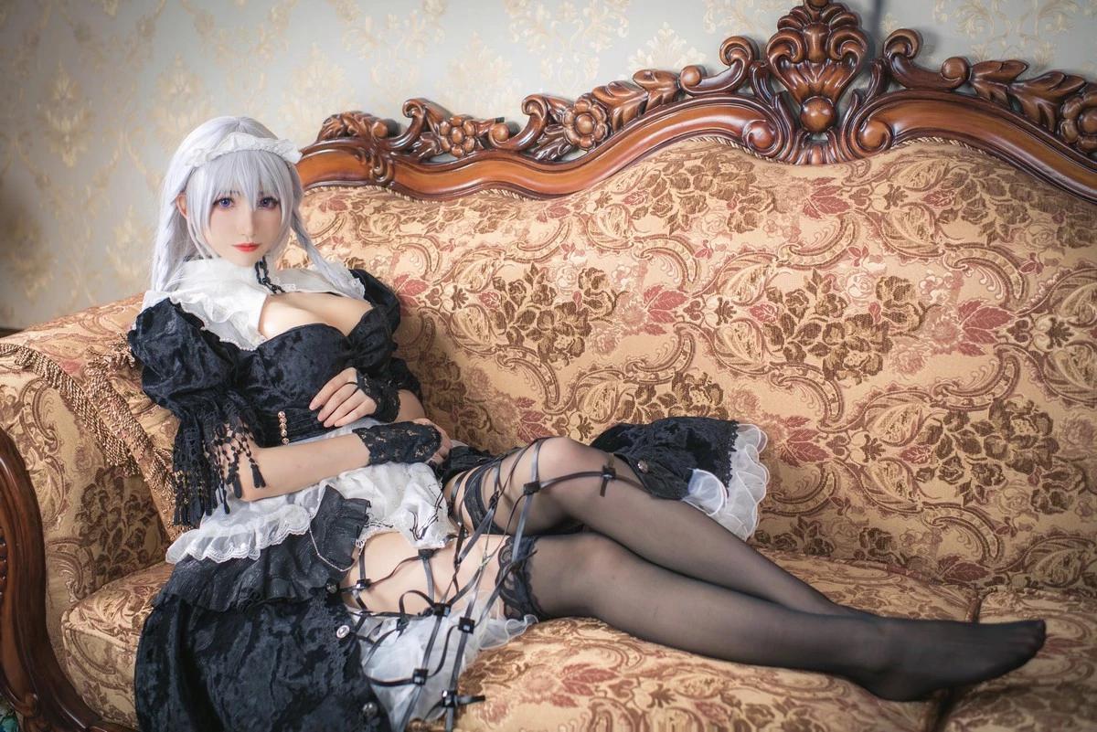 網紅美女Coser衣衣赫敏主題古典沙發上性感黑色低胸連身裙配蕾絲襪誘惑寫真30P(15)