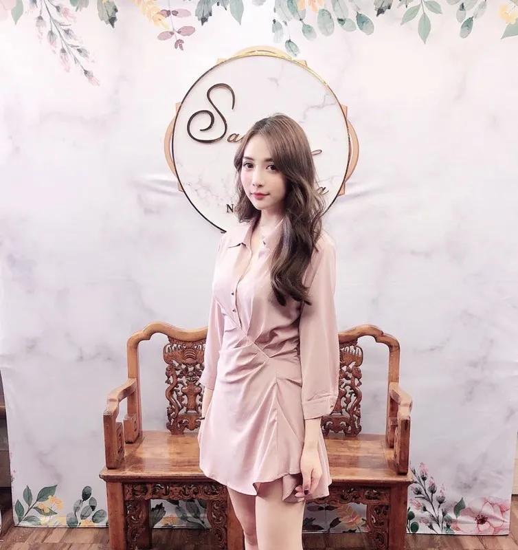 小清新正妹玛琳解开衬衫扣露出黑色内衣搭配甜美脸蛋画面太美(4)