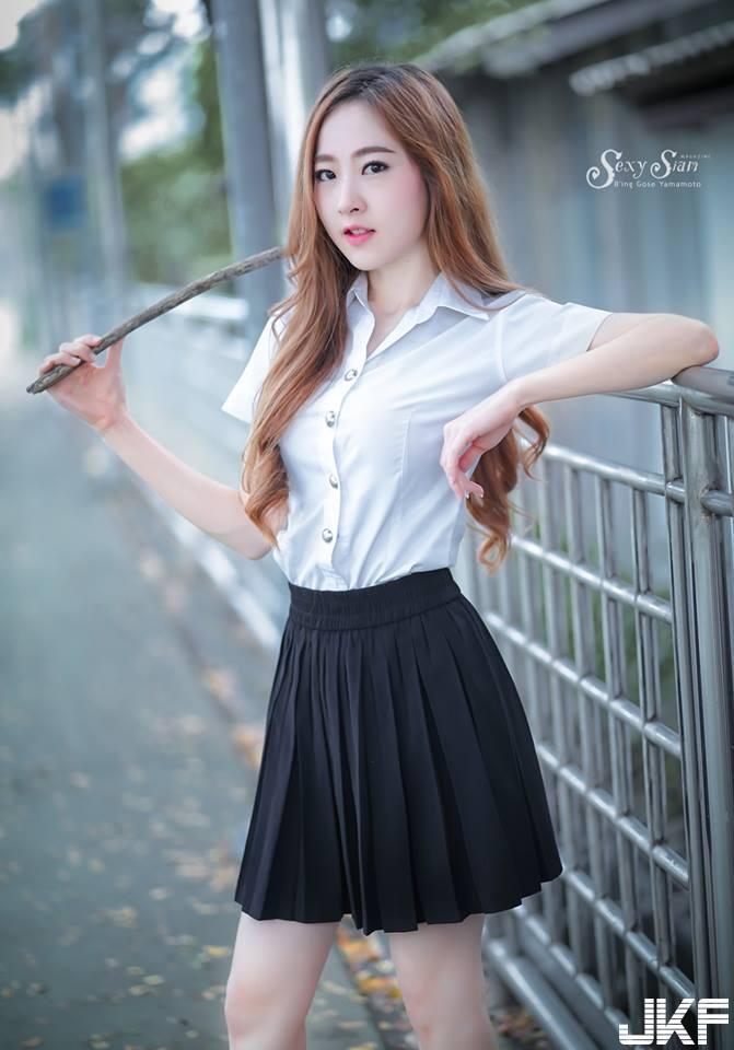 青春94无敌！「娃娃脸学生妹」路边捡棒子玩，蹲下差点露小裤裤！-小湿妹图(6)