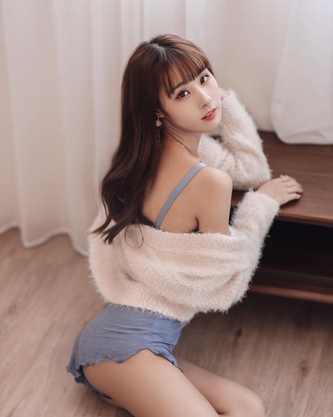 「泥泥汝」精致脸蛋外加惹火身材曲线，带著挑逗眼神的勾人微笑太无法无天！(3)