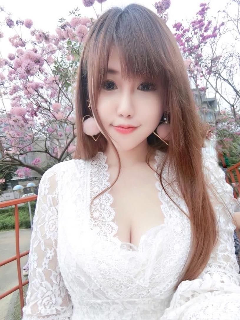 美乳小护士「爆奶喝饮料」，「火辣深沟」让旁边客人都动心了！-小湿妹图(14)