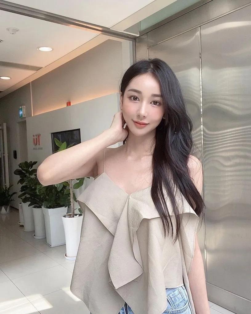 正妹运动员「练出优质曲线」，「球场性感造型」好让人分心！(14)