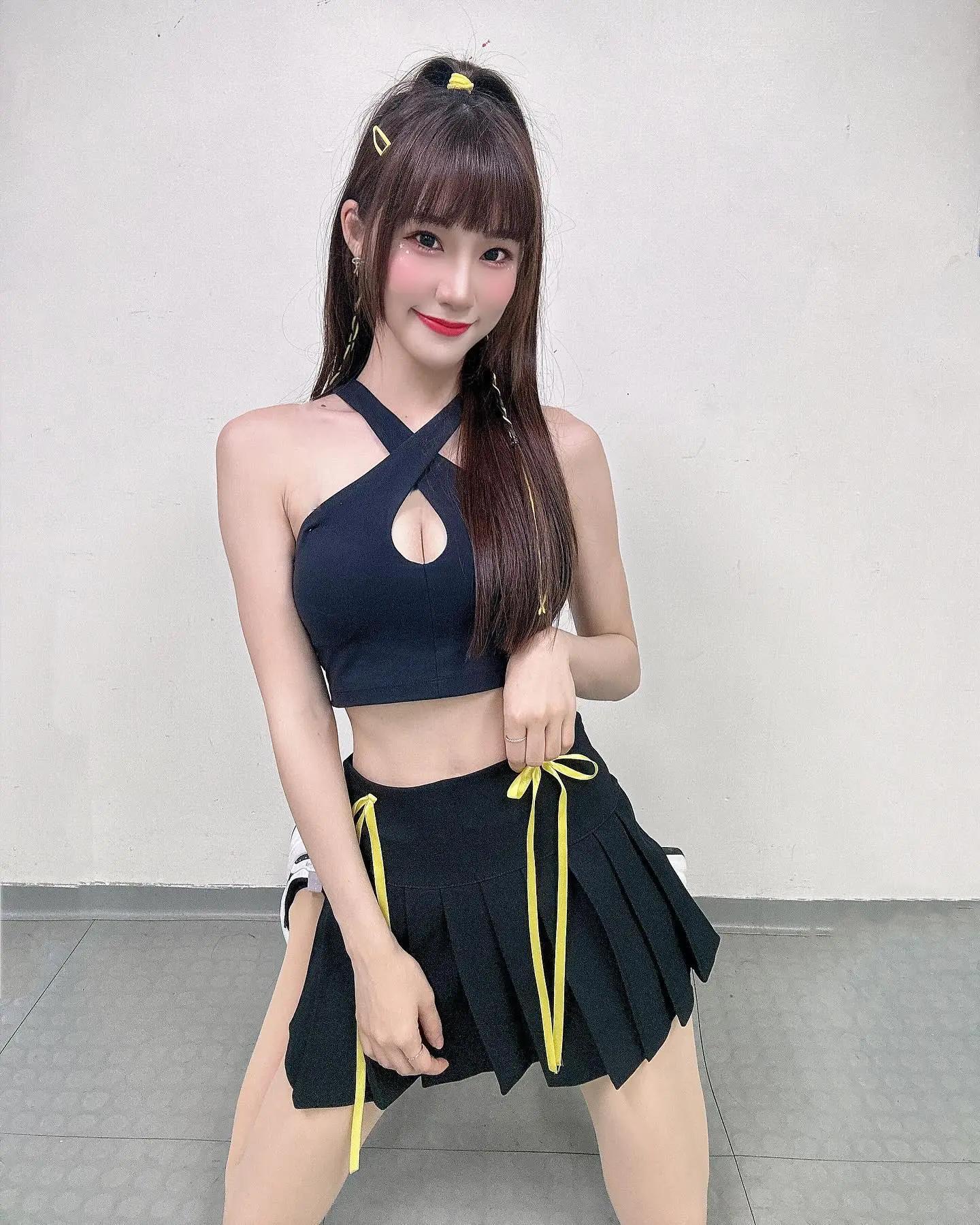 正妹「倩宇」胸前乳量满满 迷人S曲线养眼到极点(3)