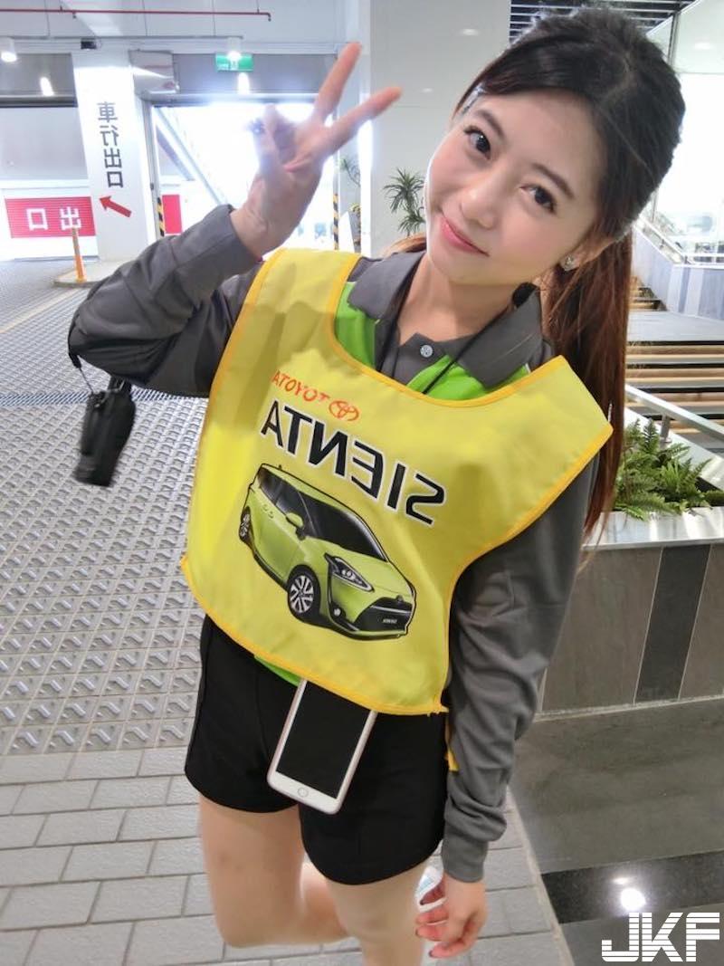 新北TOYOTA「甜美女业务」！制服下的「隐藏版好身材」让人买车想加购车头灯...(6)