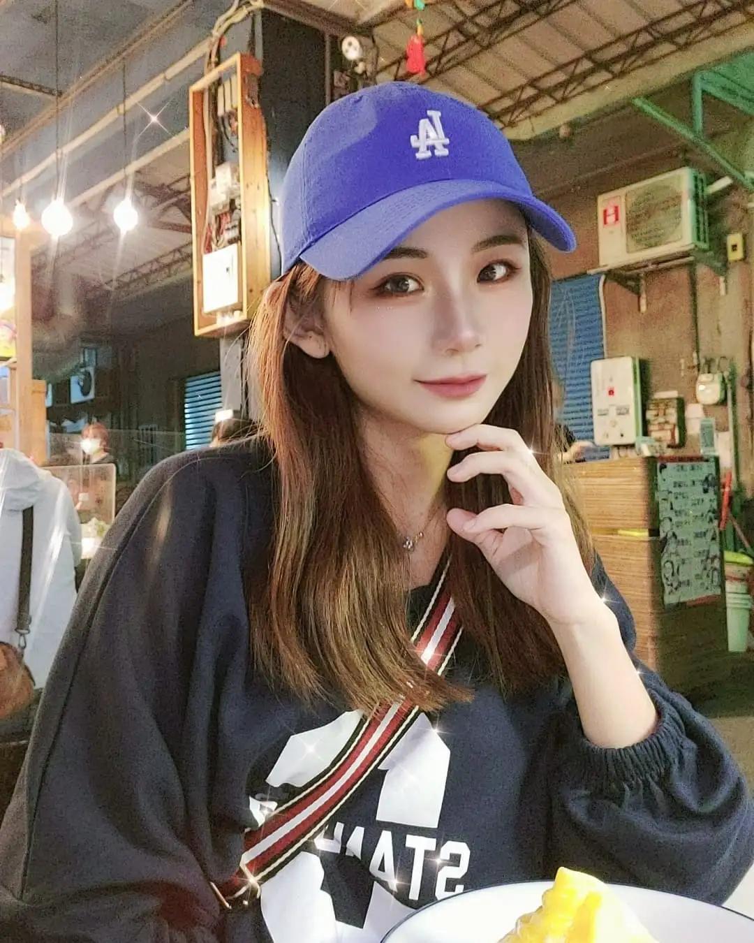 性感小只马「Hanna」路边性感撑杆，「极致蚂蚁腰」顶蜜臀超诱人-小湿妹图(13)