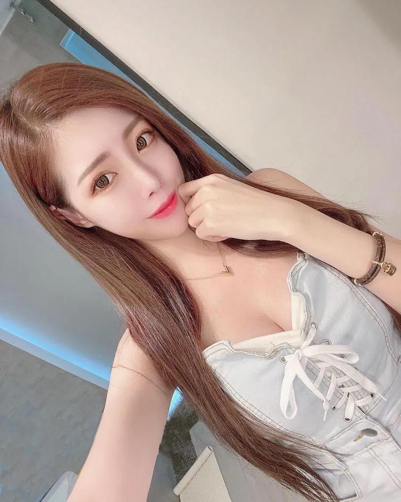 常在泳池边拍照穿著橘 红色比基尼自拍的画面 视角看起来太惹火了~泱