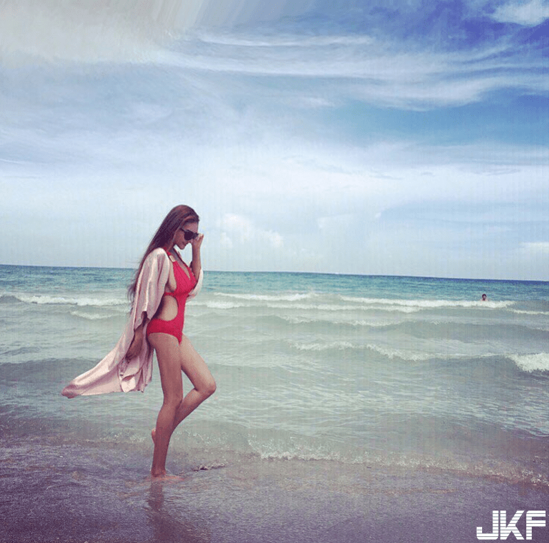 狂乳来袭！「白皙美乳正妹」在纽约跟洋妞们一拚高下！(5)