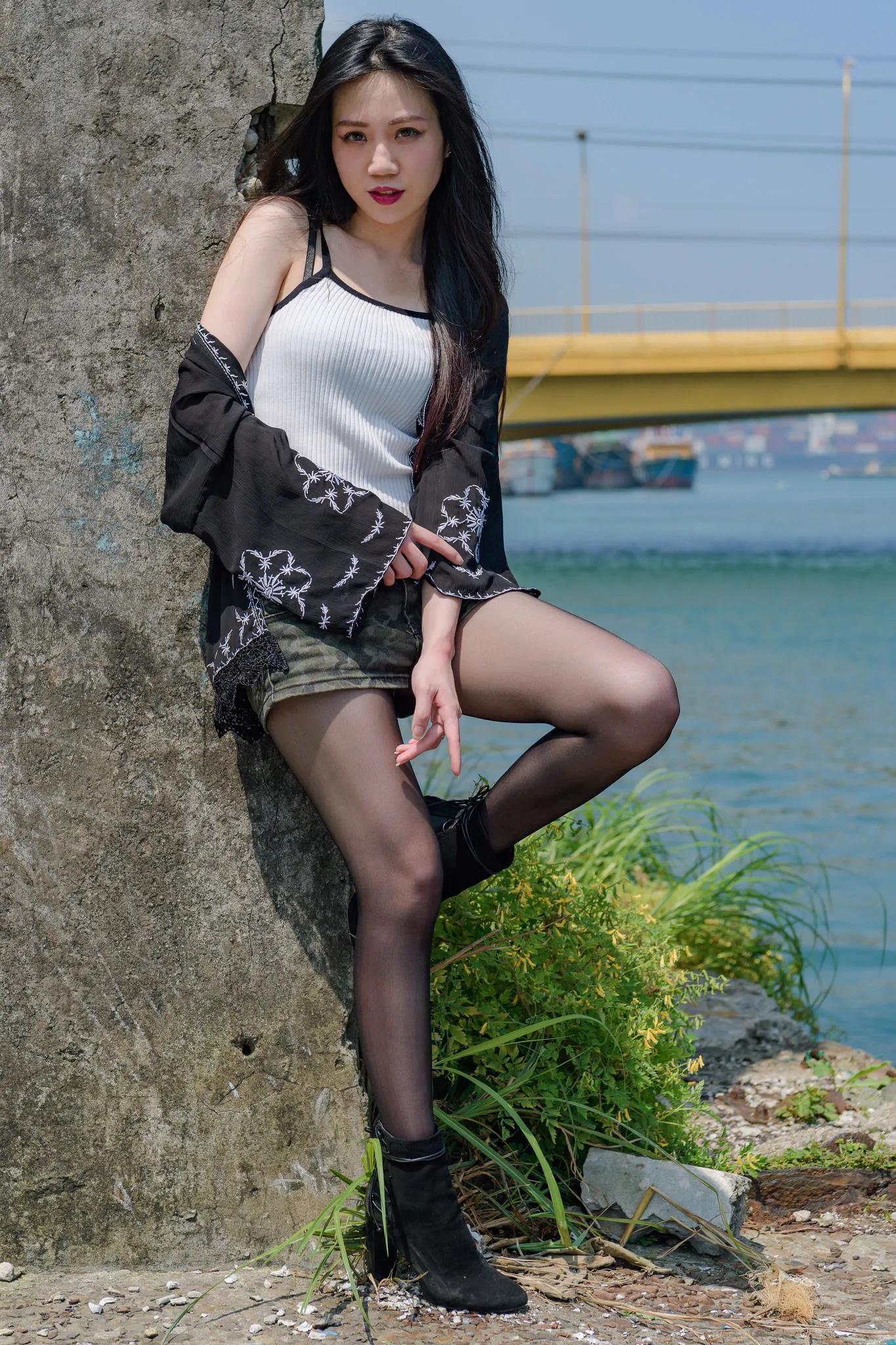 COCO 阳光下的热裤黑丝(16)