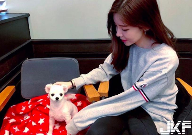 这好猛！旅馆内惊见「爆乳奶妹」穿薄纱94狂！若隐若现的「红内裤」裸露没有极限…-小湿妹图(9)