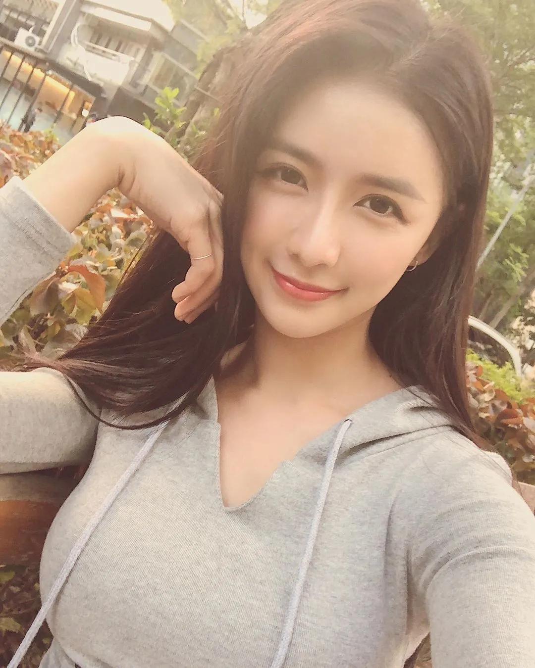 我有个大胆想法！气质正妹竟是「劈腿高手」　贴身衣服展现饱满身材-小湿妹图(10)