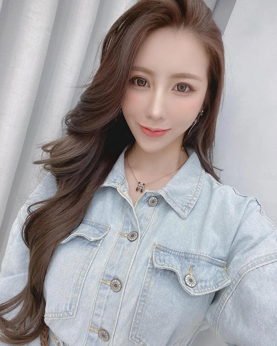 气质正妹「曼曼」清纯又甜美底子超级好，还有养眼超细纤腰！笑容太疗愈人心了！(13)