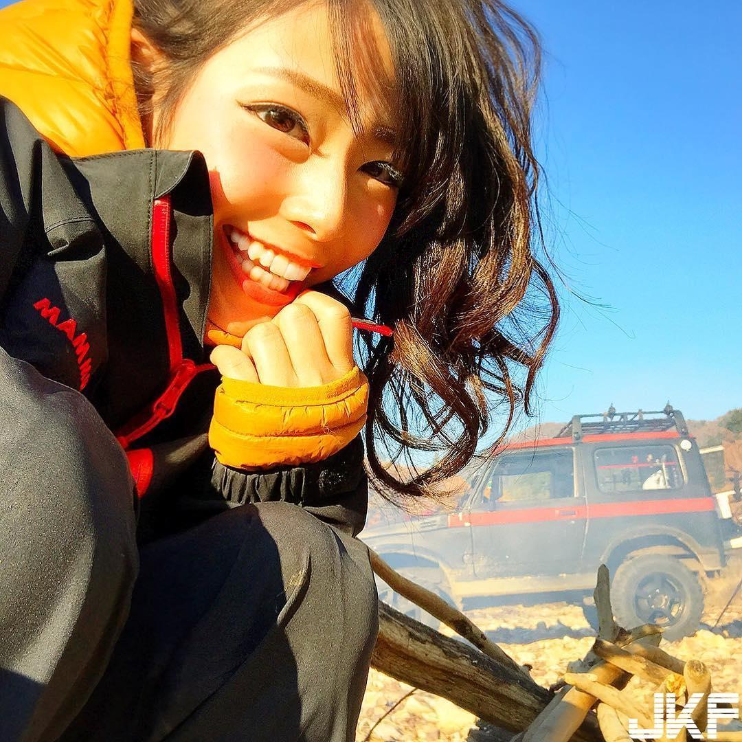 上山又下海！「运动正妹」紧身泳衣爆乳冲浪　奶波阵阵袭来差点站不住脚！-小湿妹图(10)