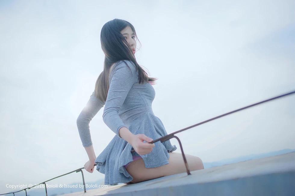[BoLoli波蘿社新刊]Vol.103_新人嫩模鬱郁灰色連衣裙半撩秀粉色內褲嫵媚誘惑寫真40P(33)