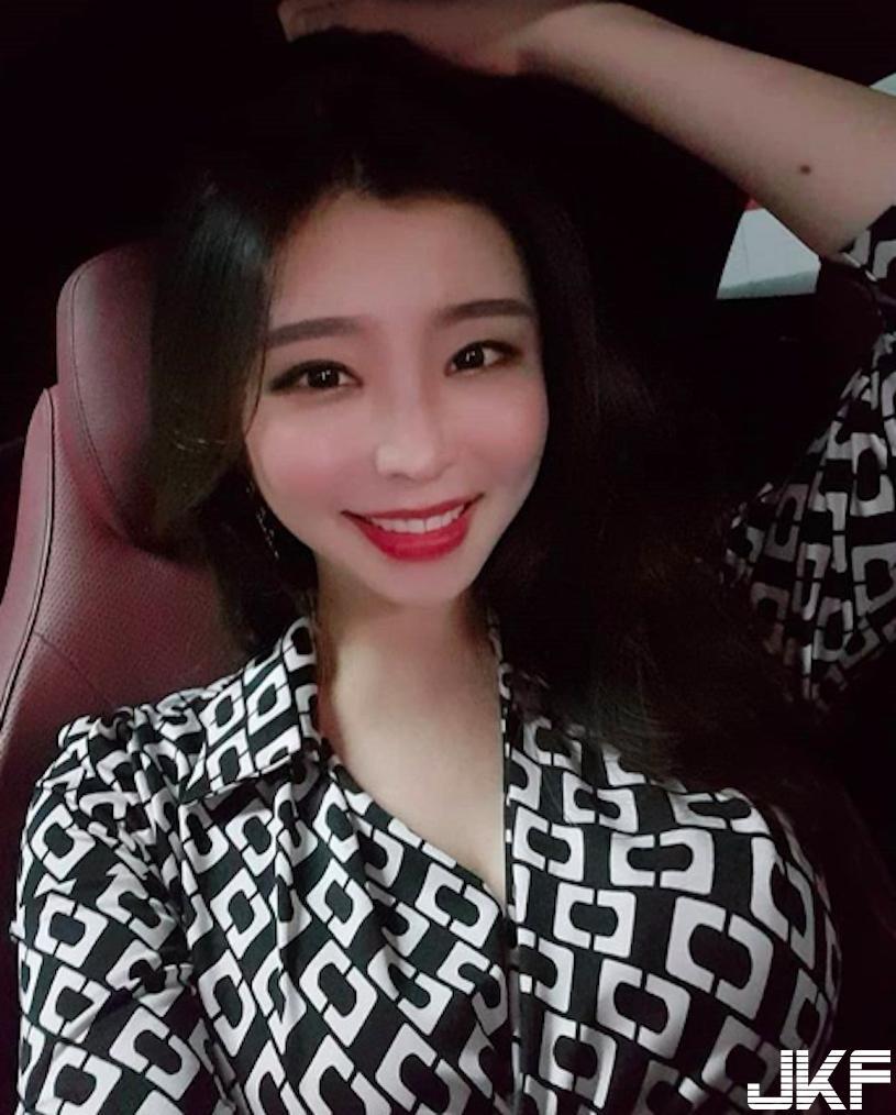 爆奶辣妹「夜市露半球用餐」，超浑圆双乳要掉出来了！(5)