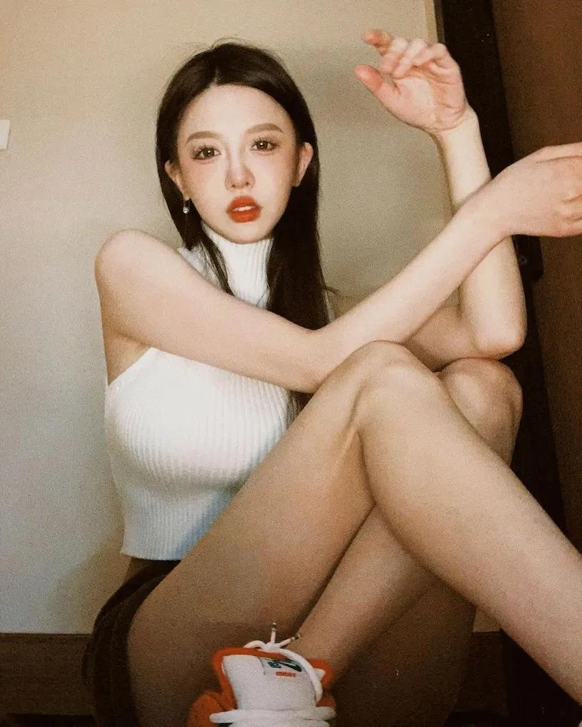 泳池纯情正妹「曲线超辣」，「浑圆酥胸」直接让路人看晕！-小湿妹图(7)